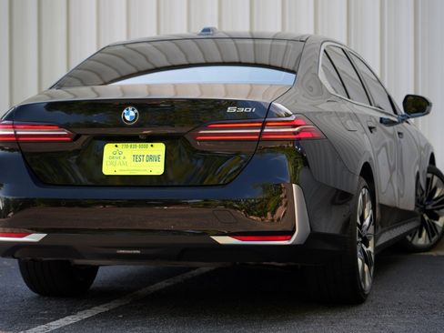 Used 2024 BMW 530i w/ Convenience Package RWD image 5