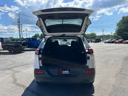 Used 2016 Jeep Cherokee Sport FWD image 5