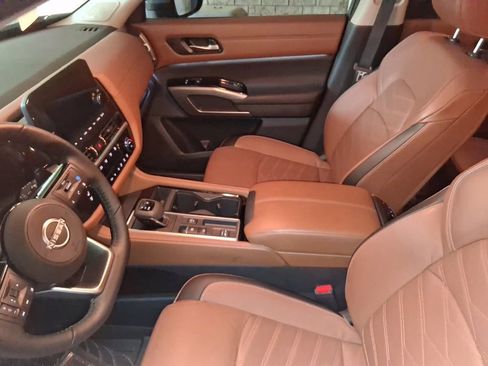 Used 2025 Nissan Pathfinder Platinum FWD image 4
