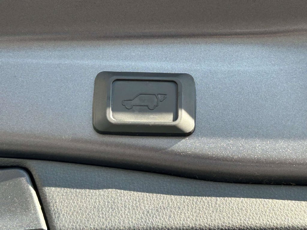 Used 2019 Toyota RAV4 XLE Premium FWD image 12