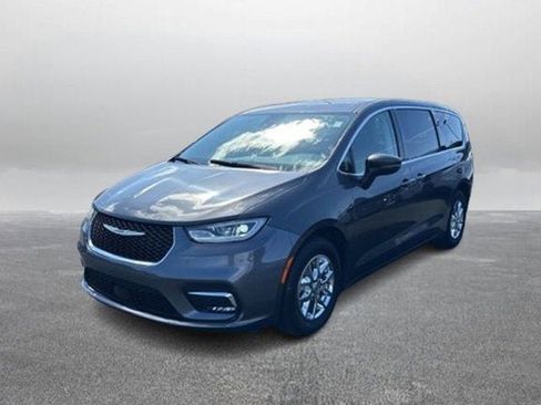 Used 2023 Chrysler Pacifica Touring-L image 1