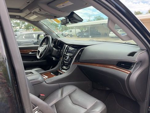 Used 2020 Cadillac Escalade Luxury AWD/4WD image 12