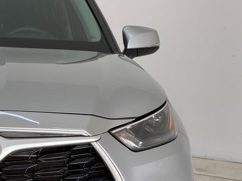 Used 2023 Toyota Highlander LE image 11