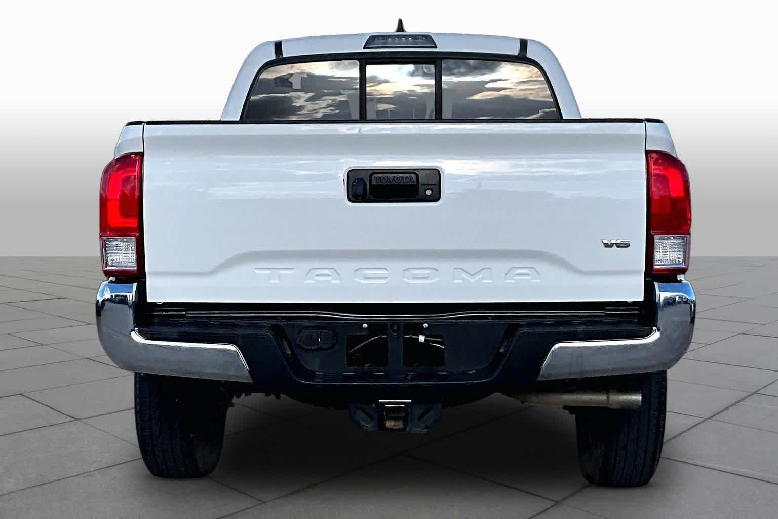 Used 2017 Toyota Tacoma SR5 w/ Tow Package RWD image 5
