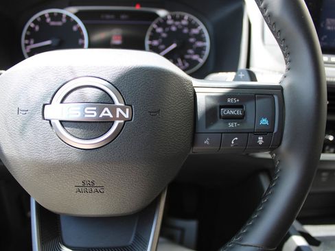 Used 2025 Nissan Rogue SV AWD/4WD image 15