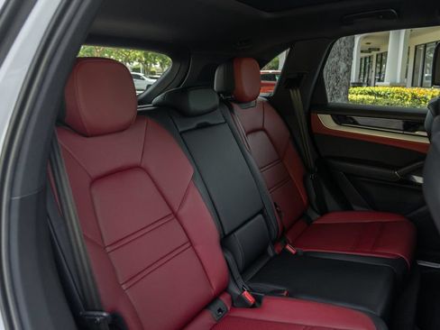 Used 2024 Porsche Cayenne AWD/4WD image 23