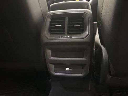Used 2025 Volkswagen Taos SE AWD/4WD image 16