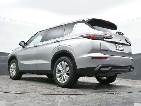 Used 2025 Mitsubishi Outlander ES image 46