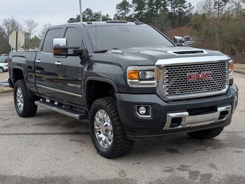 Used 2017 GMC Sierra 2500 Denali w/ Duramax Plus Package image 3