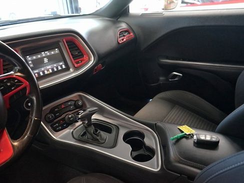 Used 2019 Dodge Challenger SXT image 9