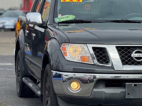 Used 2011 Nissan Frontier SL w/ Moonroof Pkg image 9