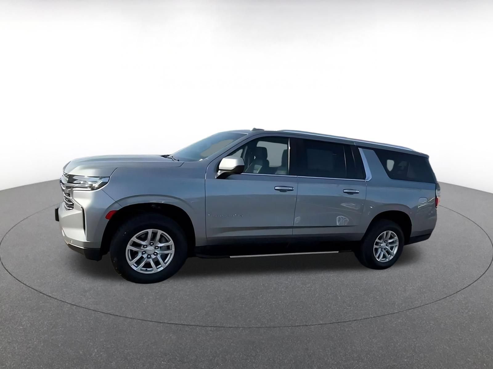 Used 2024 Chevrolet Suburban LT RWD image 7