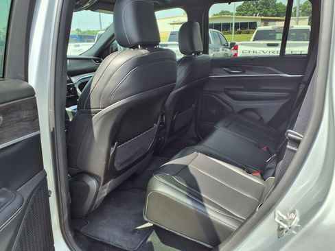 Used 2025 Jeep Grand Cherokee Limited w/ Luxury Tech Group II RWD image 18