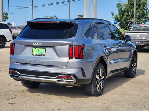 Used 2022 Kia Sorento S w/ Panoramic Sunroof Package FWD image 4
