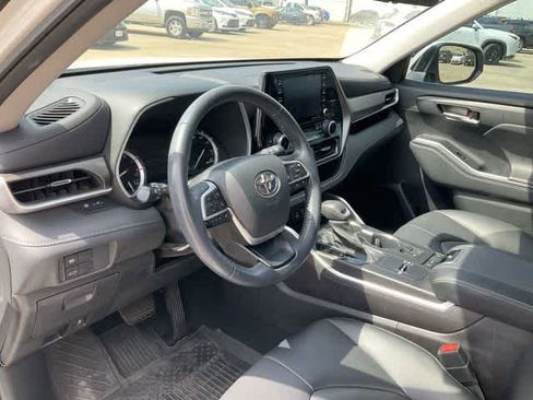 Used 2022 Toyota Highlander XLE FWD image 10