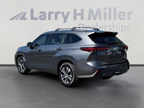 Used 2021 Toyota Highlander XLE AWD/4WD image 4