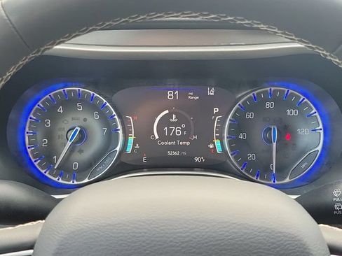 Used 2024 Chrysler Pacifica Touring-L FWD image 24