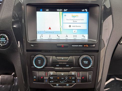 Used 2018 Ford Explorer XLT w/ Equipment Group 202A AWD/4WD image 21