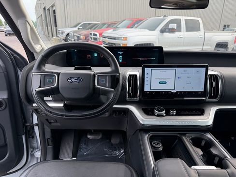 Used 2025 Ford Expedition Platinum AWD/4WD image 15