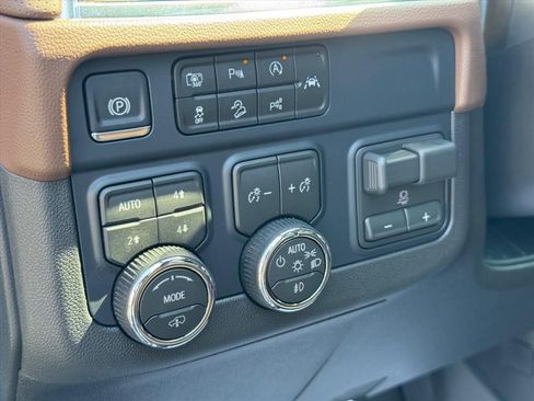 New 2026 Chevrolet Suburban High Country AWD/4WD image 17