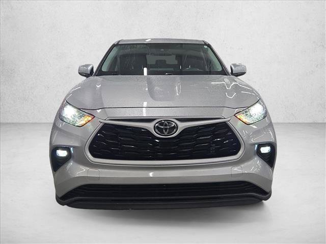 Used 2024 Toyota Highlander LE FWD image 2