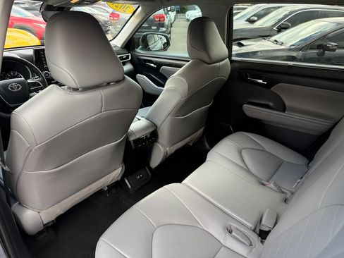 Used 2021 Toyota Highlander XLE AWD/4WD image 15