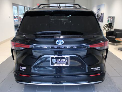 Used 2024 Toyota Sienna Platinum image 27