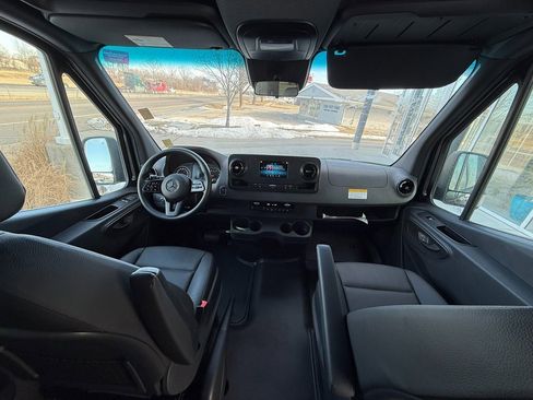 Used 2024 Mercedes-Benz Sprinter 2500 image 24
