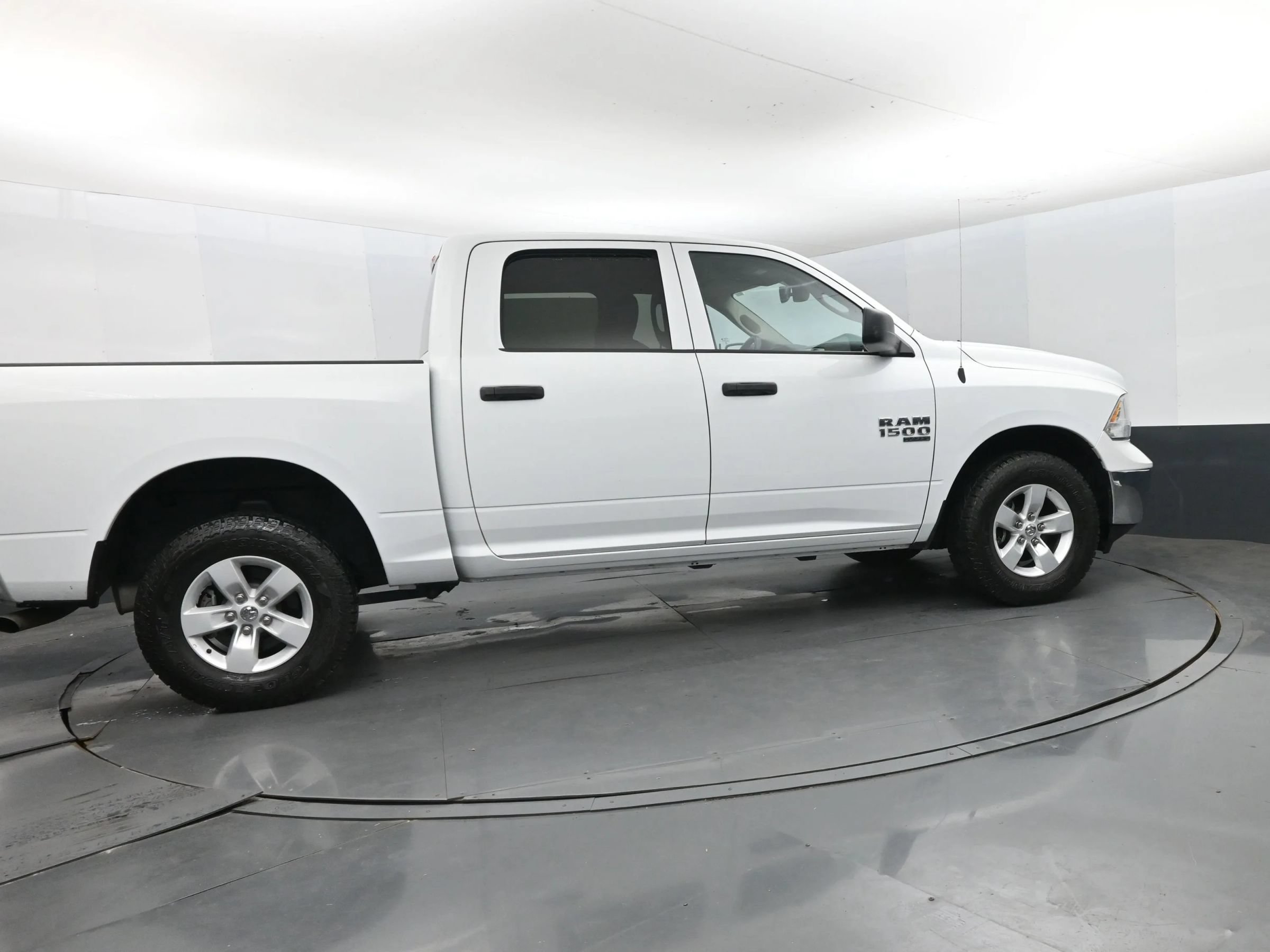 Used 2022 RAM 1500 Classic SLT w/ Electronics Group AWD/4WD image 4