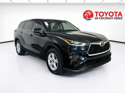 Used 2021 Toyota Highlander L FWD image 1