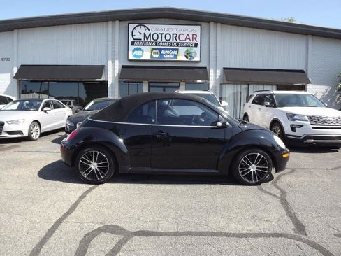 Used 2010 Volkswagen Beetle Convertible FWD image 9