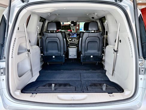 Used 2023 Chrysler Pacifica Touring-L FWD image 8