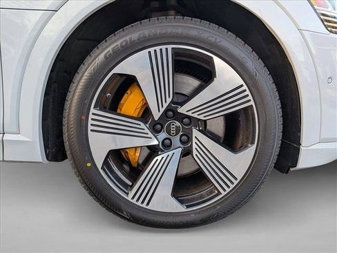 Certified 2022 Audi e-tron Premium Plus w/ Premium Plus Package image 25