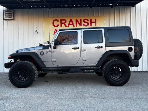 Used 2015 Jeep Wrangler Unlimited Rubicon w/ Connectivity Group AWD/4WD image 6