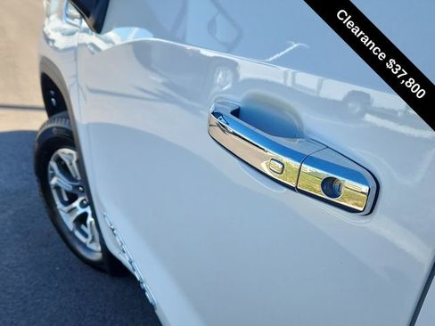 Used 2024 GMC Sierra 1500 SLT image 17