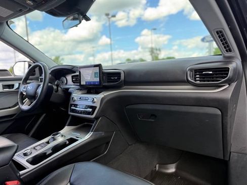 Used 2023 Ford Explorer XLT w/ Equipment Group 202A AWD/4WD image 17