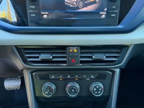 Used 2022 Volkswagen Taos SE w/ Panoramic Sunroof Package FWD image 17
