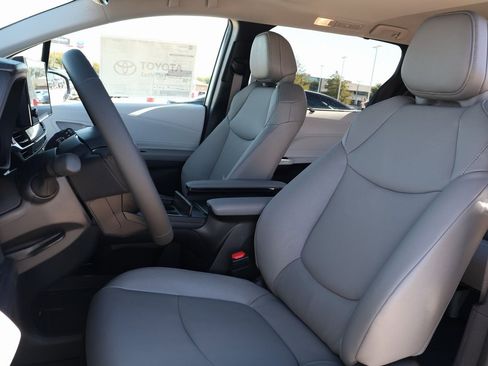 New 2026 Toyota Sienna XLE FWD image 27