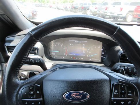 Used 2020 Ford Explorer XLT w/ Equipment Group 202A AWD/4WD image 29