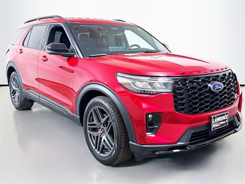 Used 2025 Ford Explorer ST image 3