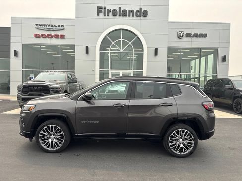 Used 2022 Jeep Compass Limited w/ Elite Group AWD/4WD image 2