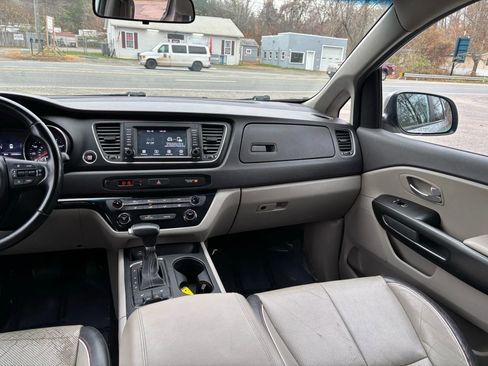Used 2017 Kia Sedona LX w/ LX Essentials Premium Package image 30