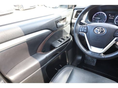 Used 2019 Toyota Highlander XLE AWD/4WD image 27