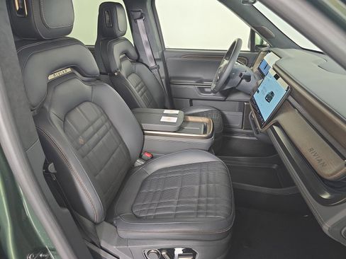 Used 2025 Rivian R1S Premium image 24
