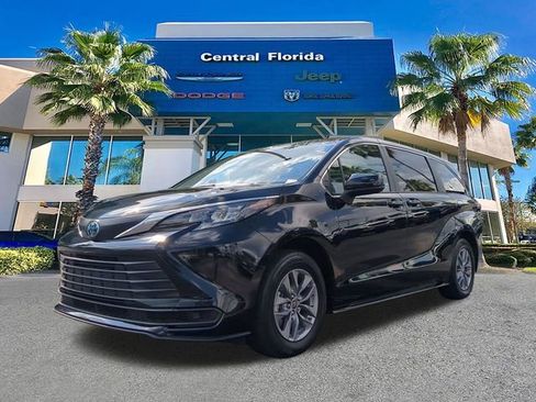 Used 2025 Toyota Sienna LE FWD image 9