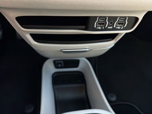 Used 2023 Chrysler Pacifica Touring-L image 19