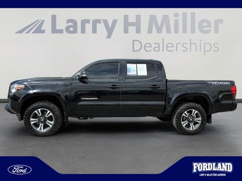 Used 2018 Toyota Tacoma TRD Sport w/ Technology Package AWD/4WD image 2