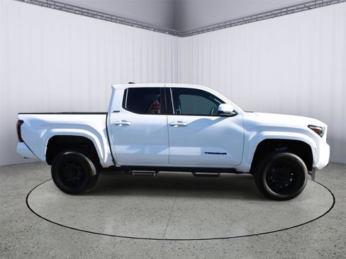 Used 2025 Toyota Tacoma SR5 image 9