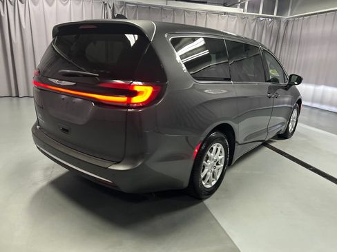 Used 2023 Chrysler Pacifica Touring-L FWD image 7