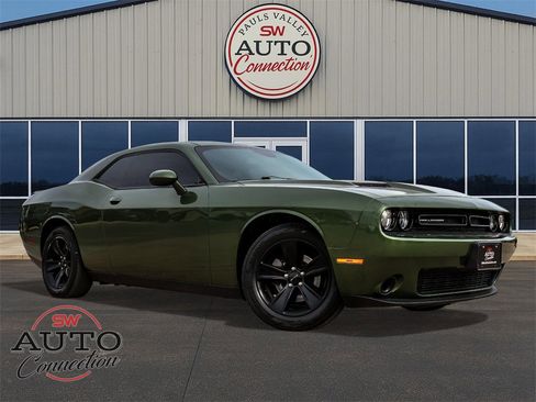 Used 2019 Dodge Challenger SXT image 1